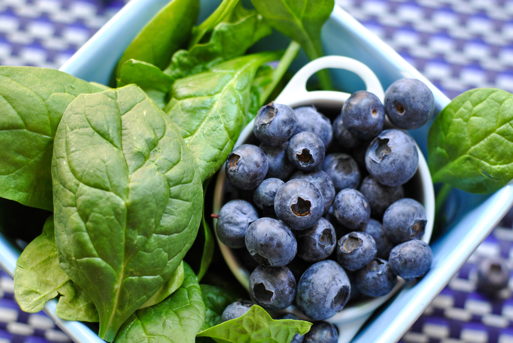 vegan, plant-based, σπανάκι, μούρα